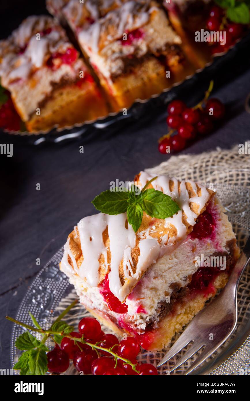 Gateau Au Fromage Avec Meringue Et Groseilles Rouges Photo Stock Alamy Gateau Au Fromage Avec Meringue Et Groseilles Rouges Photo Stock Alamy