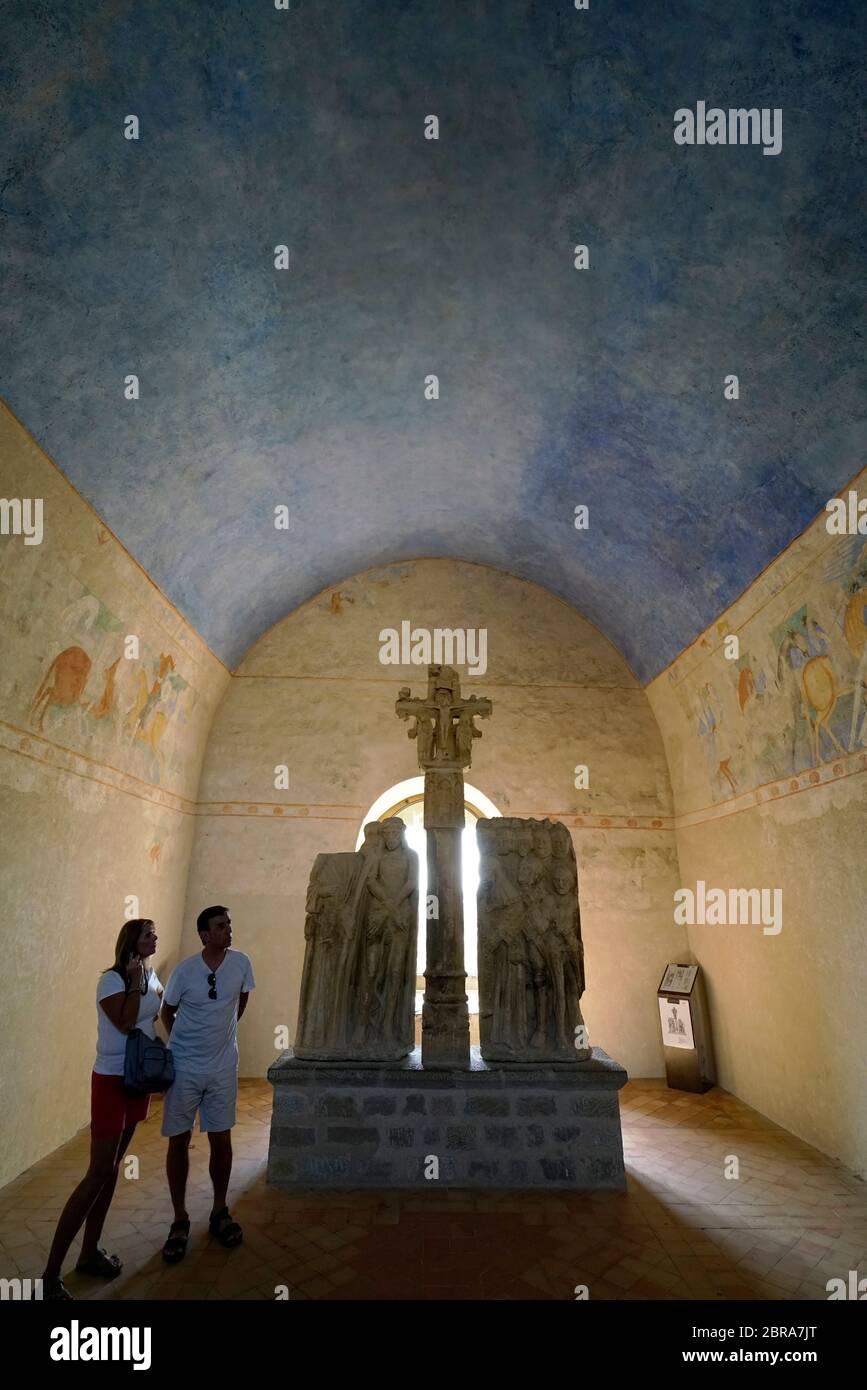 Le Calvaire en grès du XVe siècle, d'un cimetière de Villaniere, est exposé dans le Château Comtal.Aude.Occitanie.France Banque D'Images