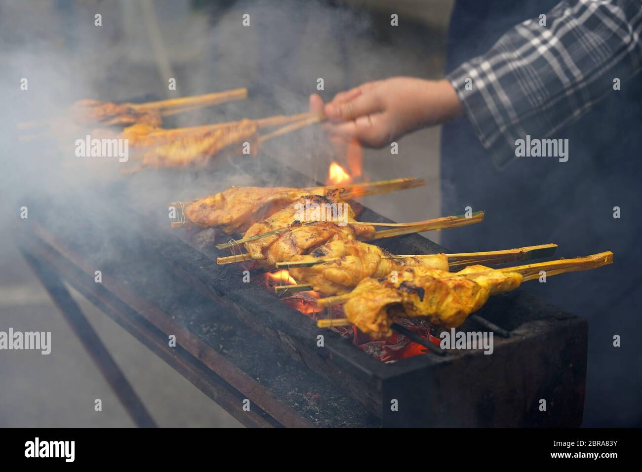 Des plats traditionnels de Malaisie, poulet épicé grillé populaires Ayam Percik en vente Bazar pendant le mois sacré du Ramadan. Banque D'Images