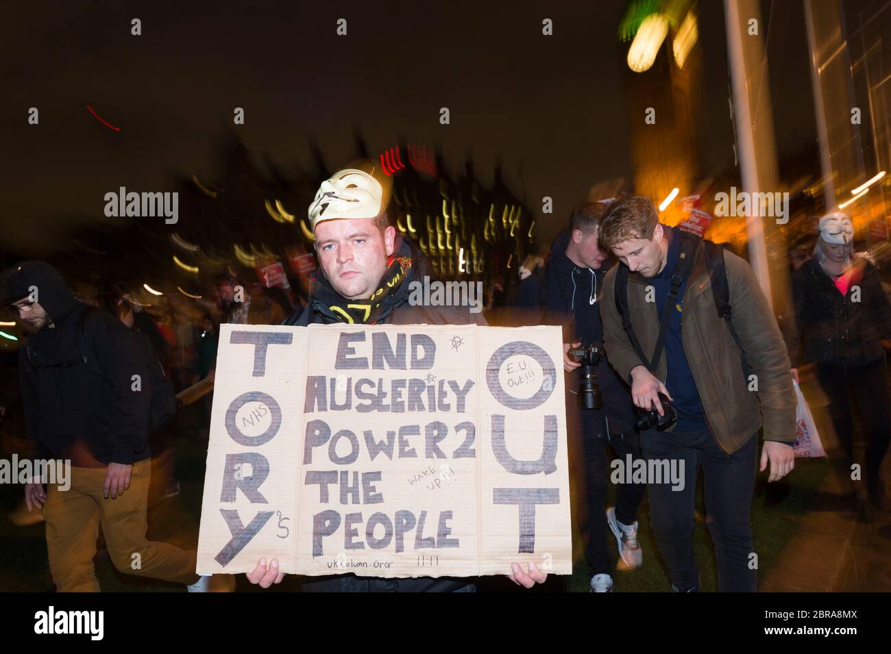 La « Marche du masque de lion » voit des manifestations porter un V pour des masques de type Vendetta Guy Fawkes et manifester contre l'austérité, la violation de l'ir civil Banque D'Images