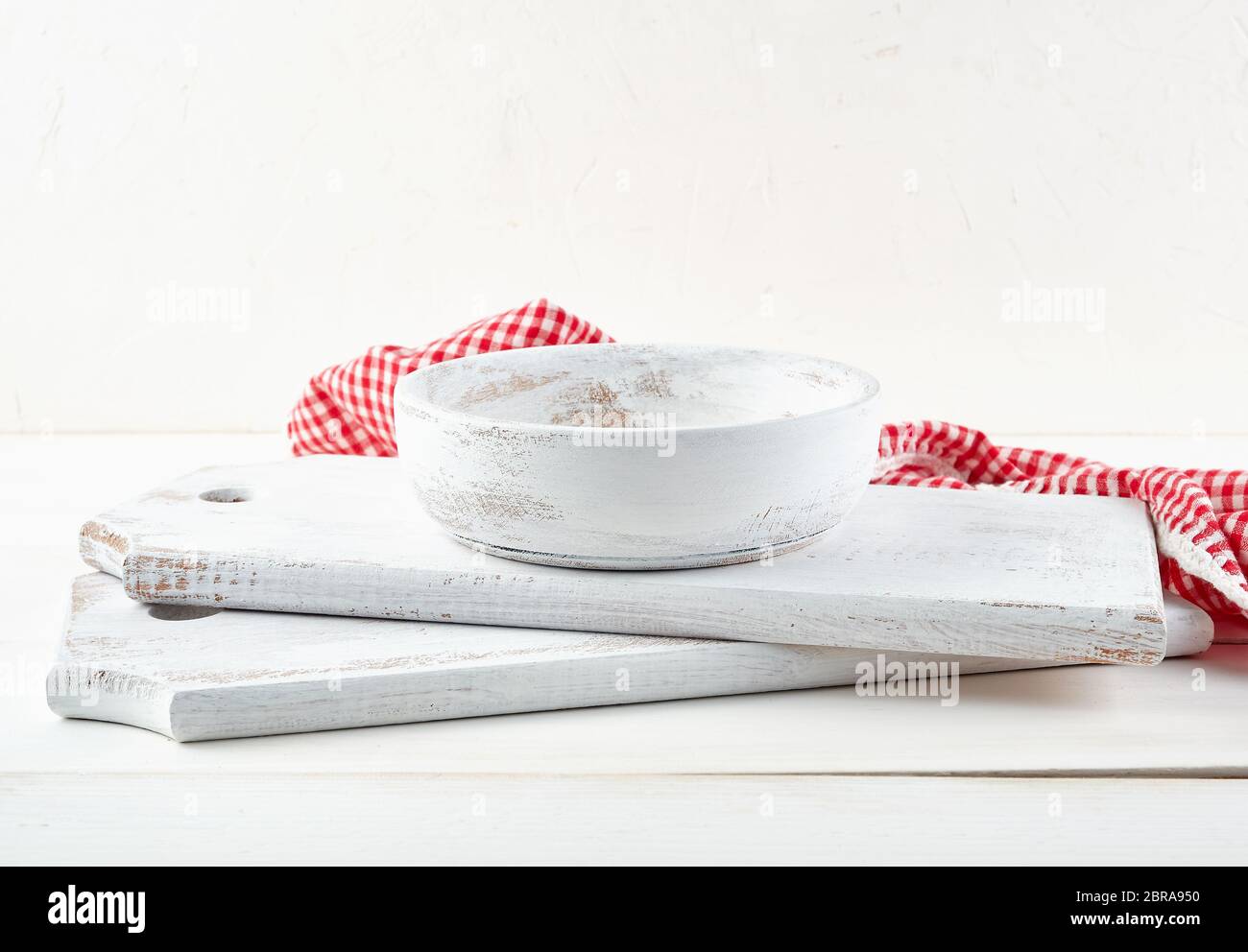 Table ronde en bois blanc et plaque à découper, Close up Banque D'Images