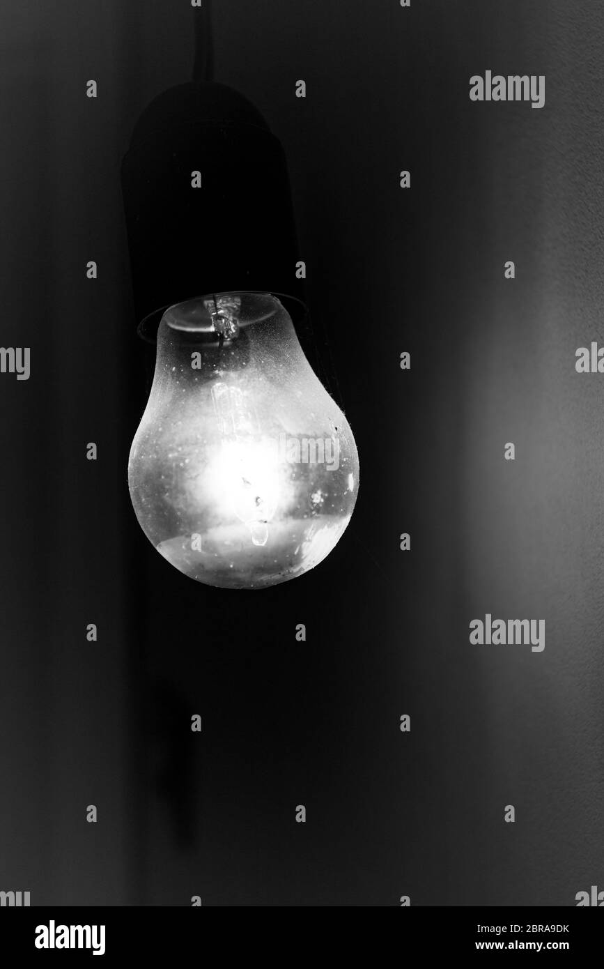 Old vintage lumineux de l'ampoule dans l'obscurité. Idéal pour les concepts. Banque D'Images
