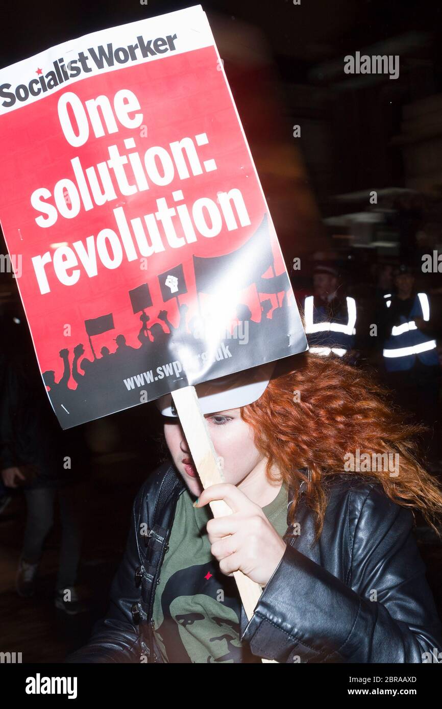 La « Marche du masque de lion » voit des manifestations porter un V pour des masques de type Vendetta Guy Fawkes et manifester contre l'austérité, la violation de l'ir civil Banque D'Images