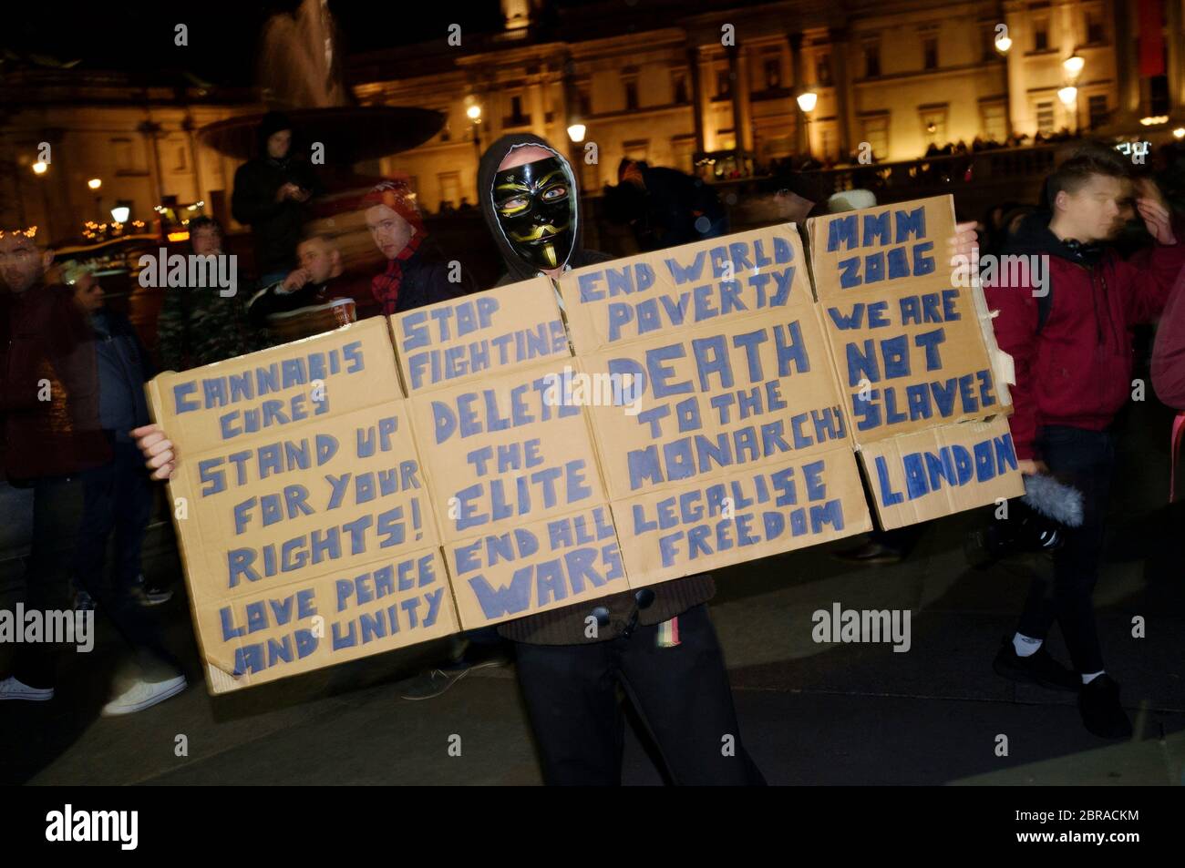 La « Marche du masque de lion » voit des manifestations porter un V pour des masques de type Vendetta Guy Fawkes et manifester contre l'austérité, la violation de l'ir civil Banque D'Images