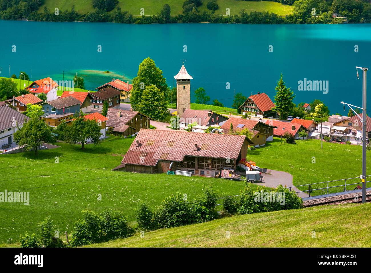 Swiss village Lungern avec ses maisons traditionnelles et de Vieux clocher de l'église Modifier Kirchturm le long du lac Lungerersee, canton de Obwald (Suisse) Banque D'Images