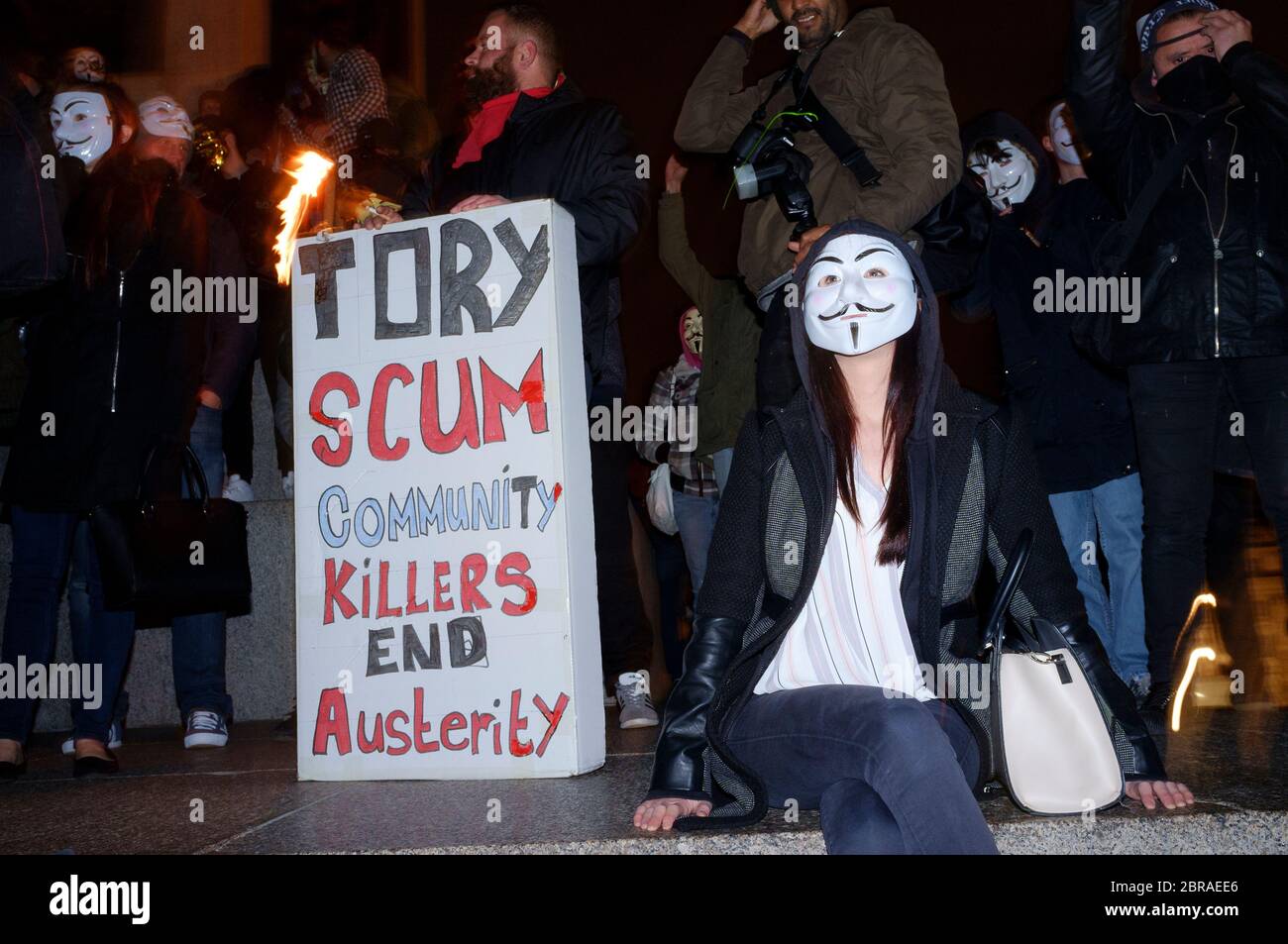 La « Marche du masque de lion » voit des manifestations porter un V pour des masques de type Vendetta Guy Fawkes et manifester contre l'austérité, la violation de l'ir civil Banque D'Images