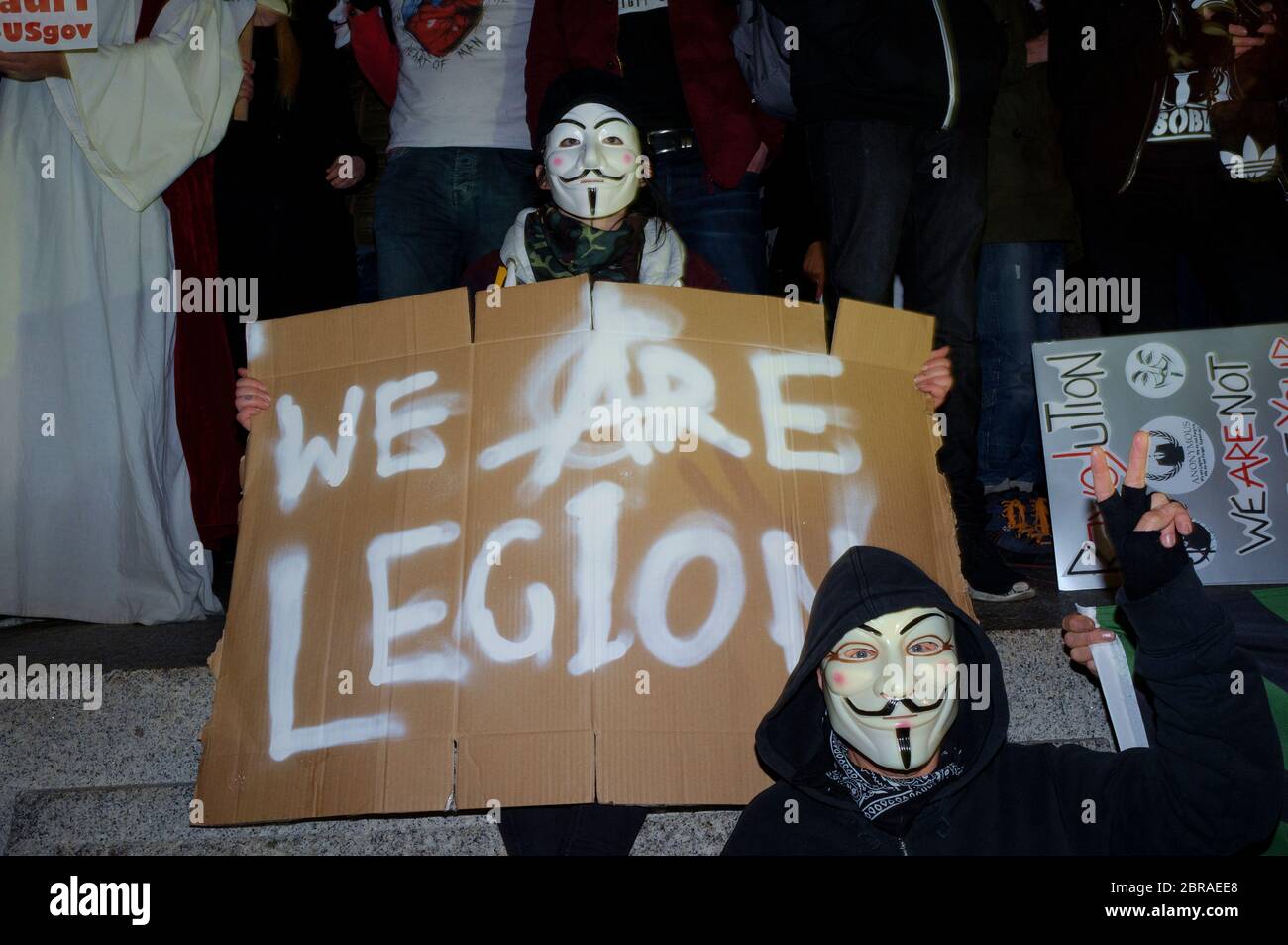 La « Marche du masque de lion » voit des manifestations porter un V pour des masques de type Vendetta Guy Fawkes et manifester contre l'austérité, la violation de l'ir civil Banque D'Images