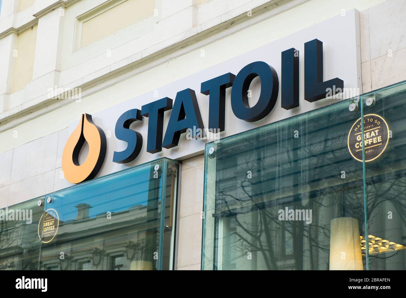 L'entrée principale d'une épicerie Statoil, située sur Gediminas Ave. Est maintenant fermée. À Vilnius, Lituanie. Banque D'Images