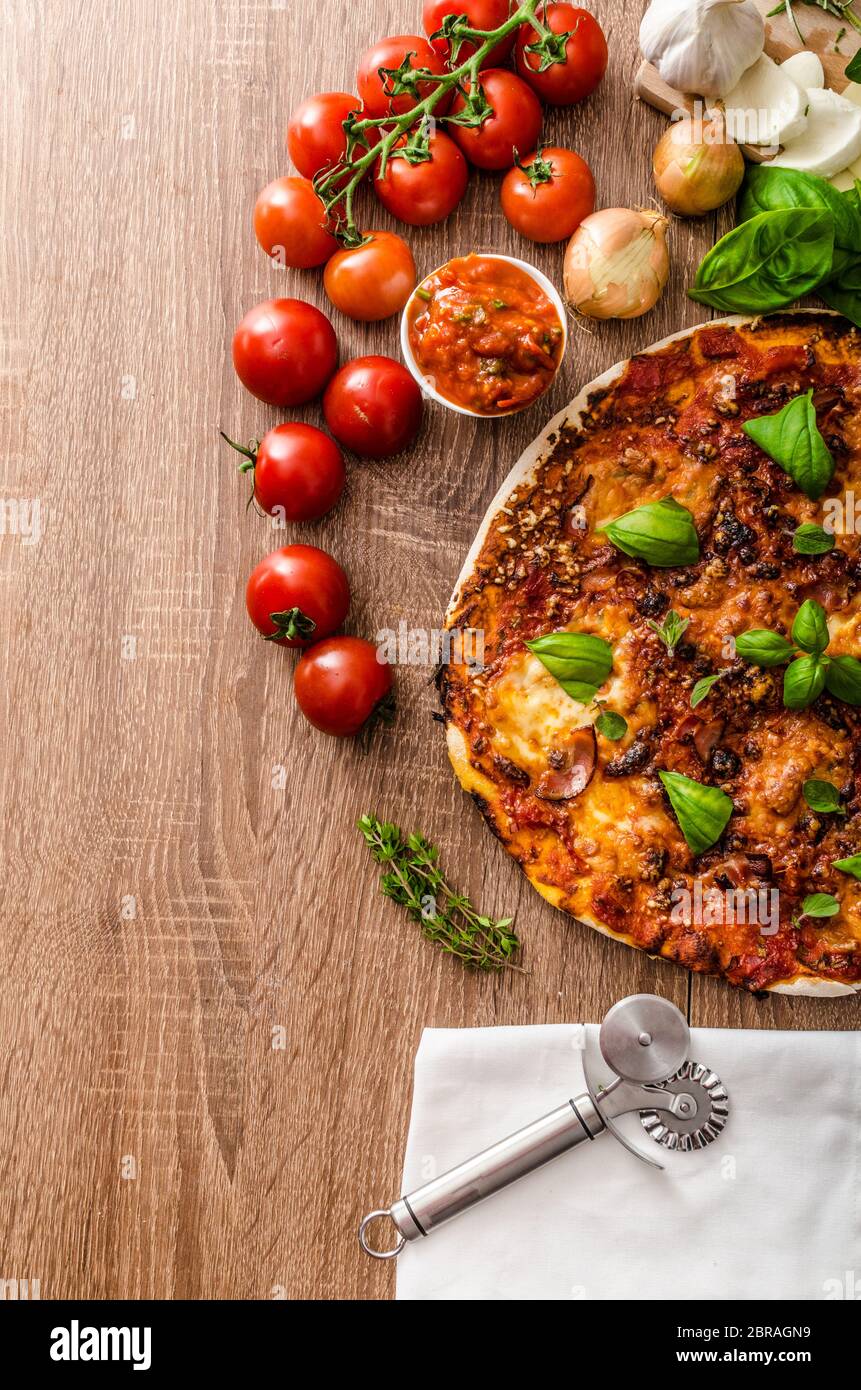 Pizza au fromage avec la tomate fraîche et le piment, basilic, hot spicy sause Banque D'Images