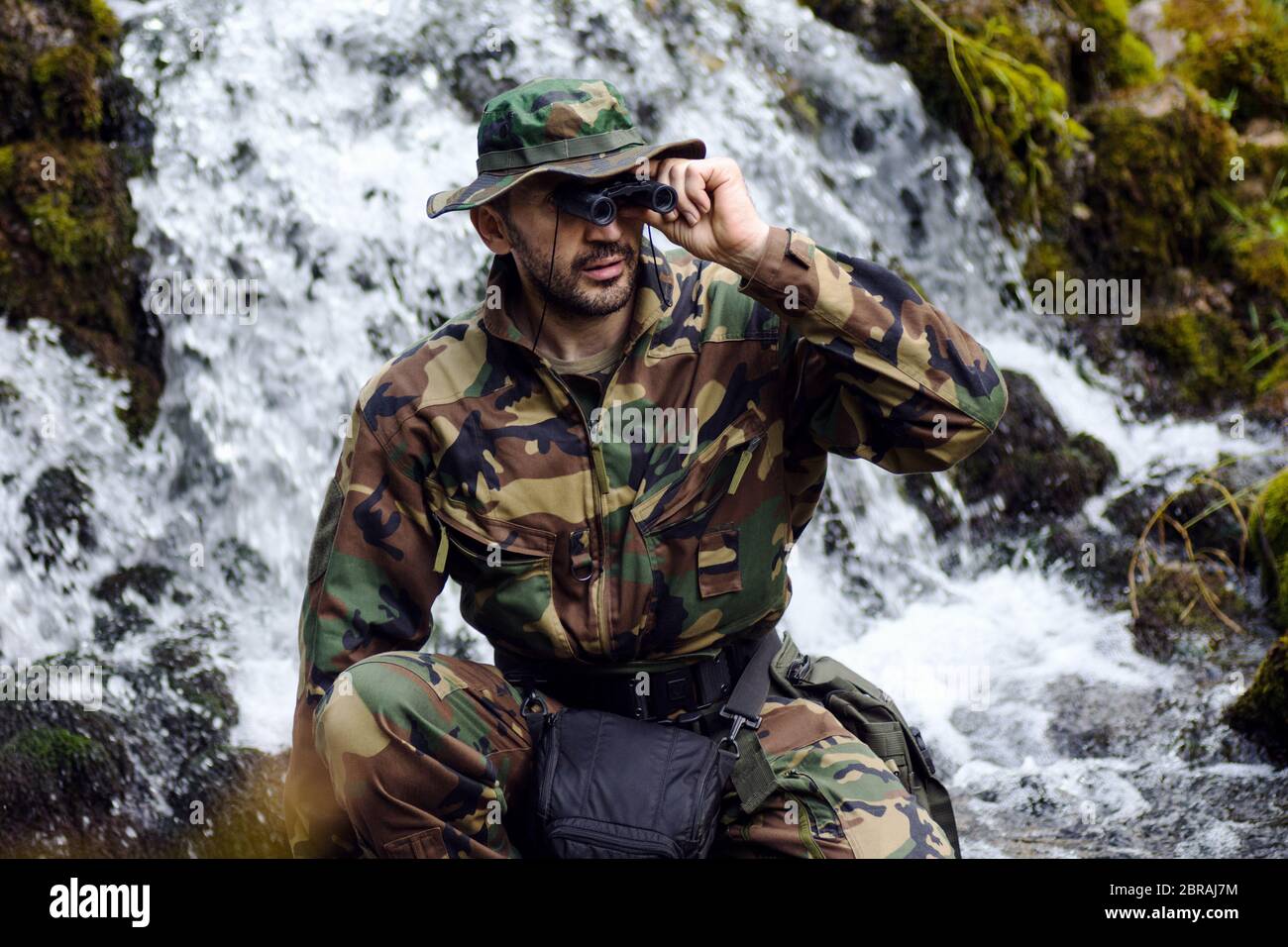 Le soldat ou le garde-parc en uniforme militaire est en retrait avec