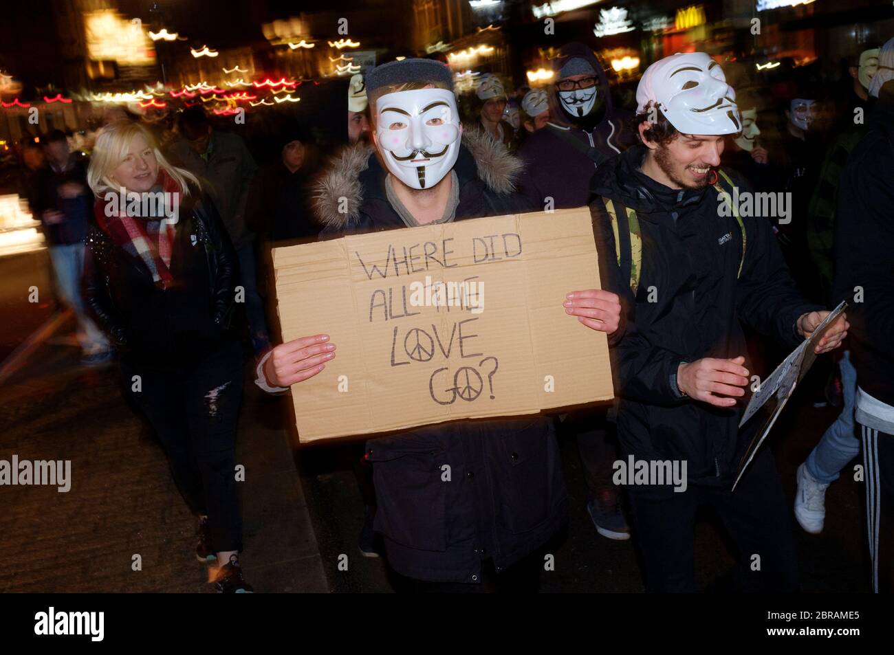 La « Marche du masque de lion » voit des manifestations porter un V pour des masques de type Vendetta Guy Fawkes et manifester contre l'austérité, la violation de l'ir civil Banque D'Images