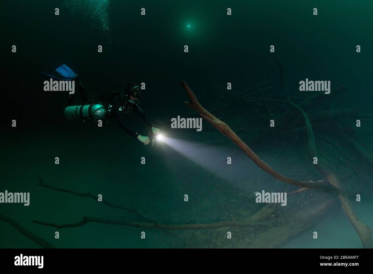 Plongeur technique de sidemount dans le cenote Angelita – célèbre gouffre avec couche de soufre hydrogène semblable à un nuage. Banque D'Images