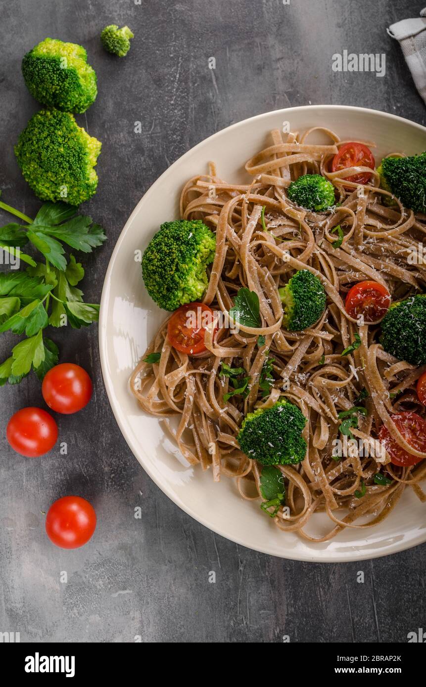 Pâtes brocoli 340simple avec tomates, fromage parmesan Banque D'Images