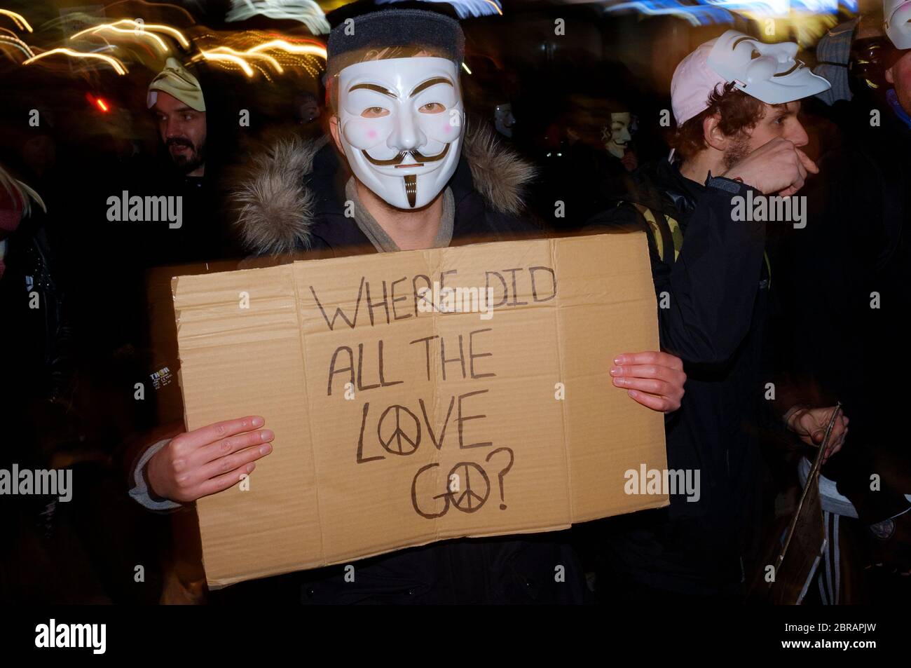 La « Marche du masque de lion » voit des manifestations porter un V pour des masques de type Vendetta Guy Fawkes et manifester contre l'austérité, la violation de l'ir civil Banque D'Images