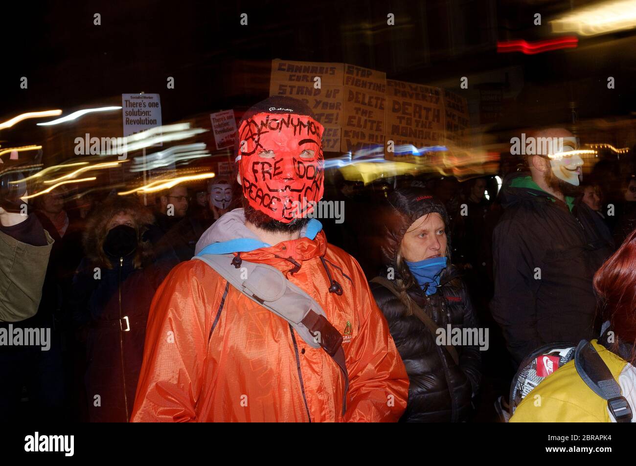 La « Marche du masque de lion » voit des manifestations porter un V pour des masques de type Vendetta Guy Fawkes et manifester contre l'austérité, la violation de l'ir civil Banque D'Images