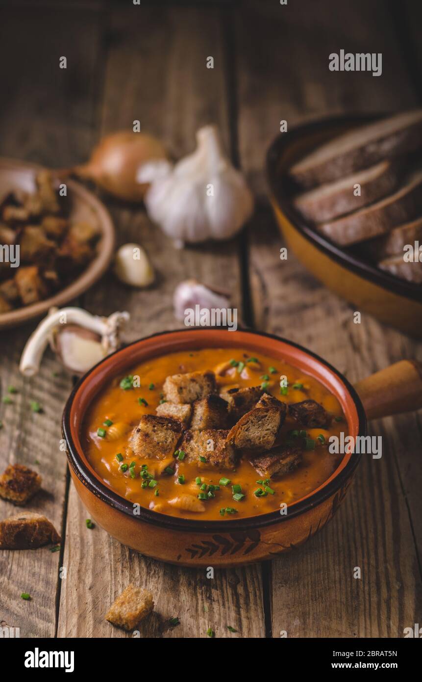 Soupe de goulash avec croûtons de pain cuit Banque D'Images