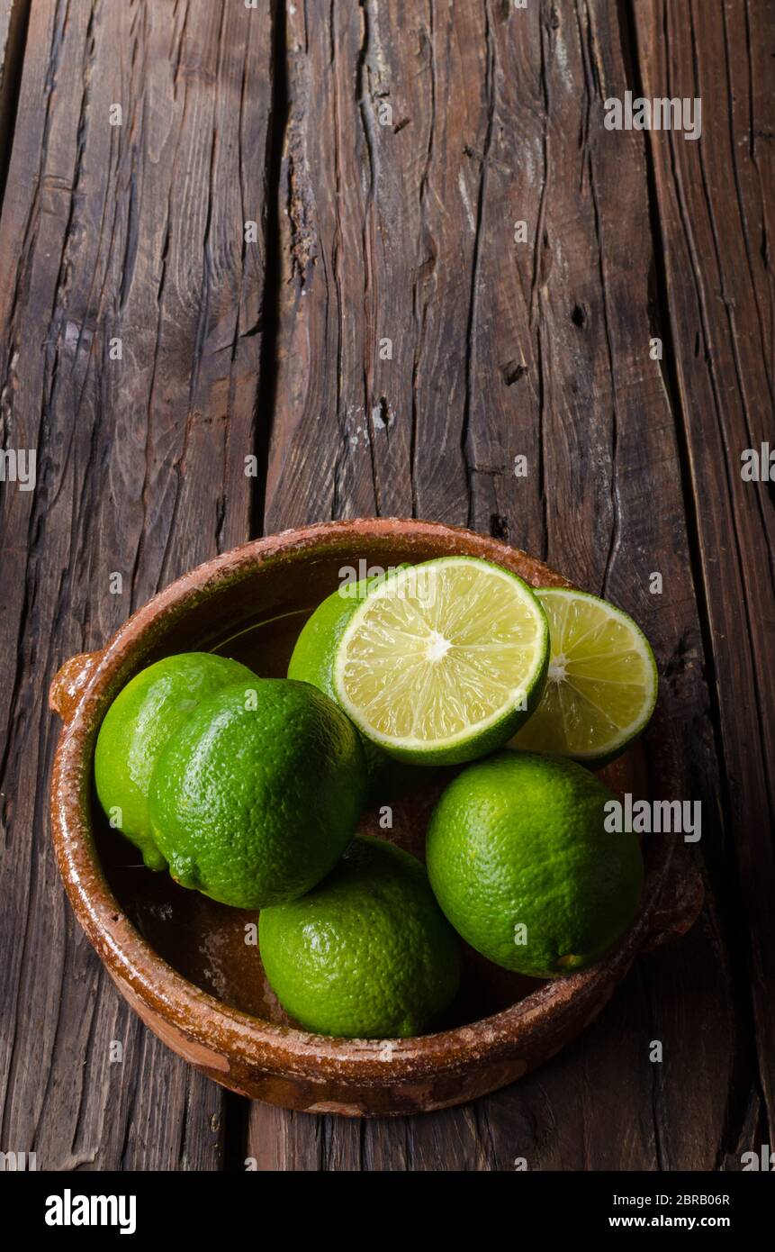 Sur bois de citron vert frais, fruits bio, de l'alimentation de la photographie, stock de nourriture Banque D'Images