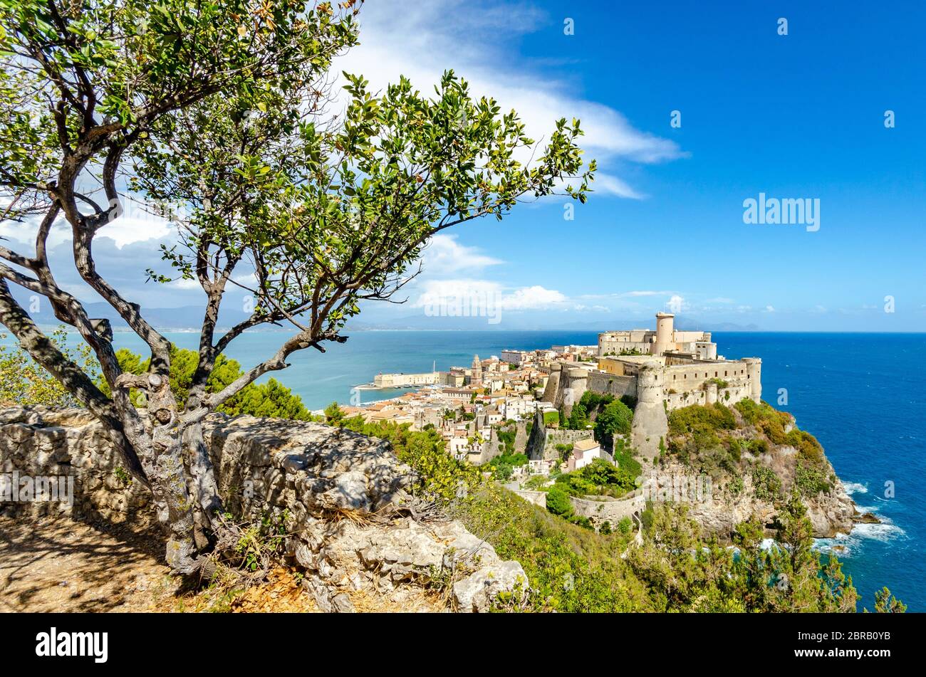 Gaeta, Italie. Vue sur la vieille ville et le château de Gaeta depuis le mont Orlando en été. Banque D'Images