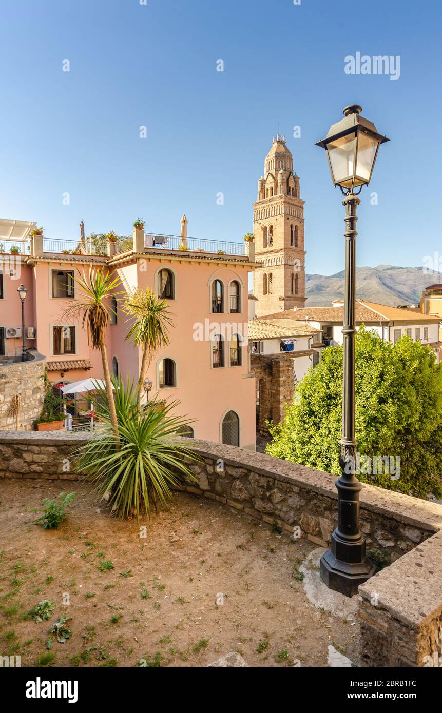 Gaeta Italie. Le centre historique de la ville avec un regard sur la Tour de la cloche de la Cathédrale de Santa Maria. Banque D'Images