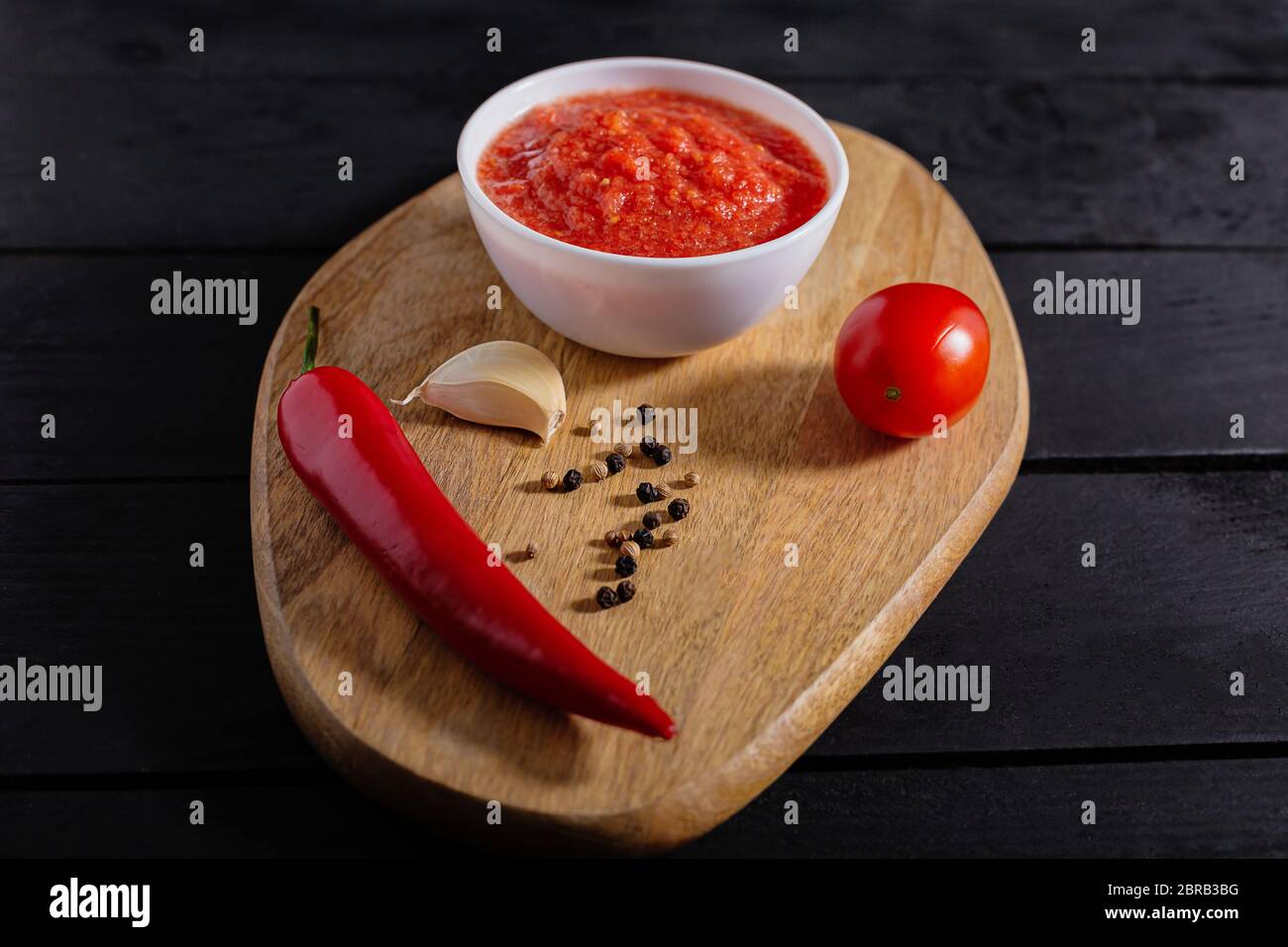 Ajika est une sauce piquante géorgienne faite de tomates, de Chili et d'ail, utilisée pour aromatiser les aliments. Ce condiment pourrait être un ingrédient de harissa, une typique Banque D'Images