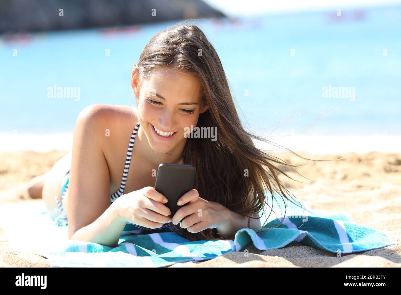 Teen girl text messaging beach Banque de photographies et d'images à haute  résolution - Alamy