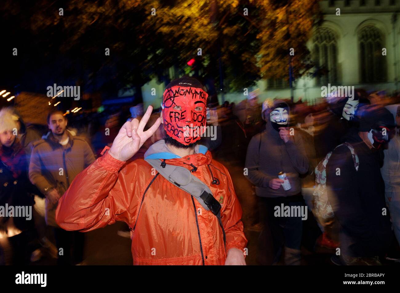 La « Marche du masque de lion » voit des manifestations porter un V pour des masques de type Vendetta Guy Fawkes et manifester contre l'austérité, la violation de l'ir civil Banque D'Images