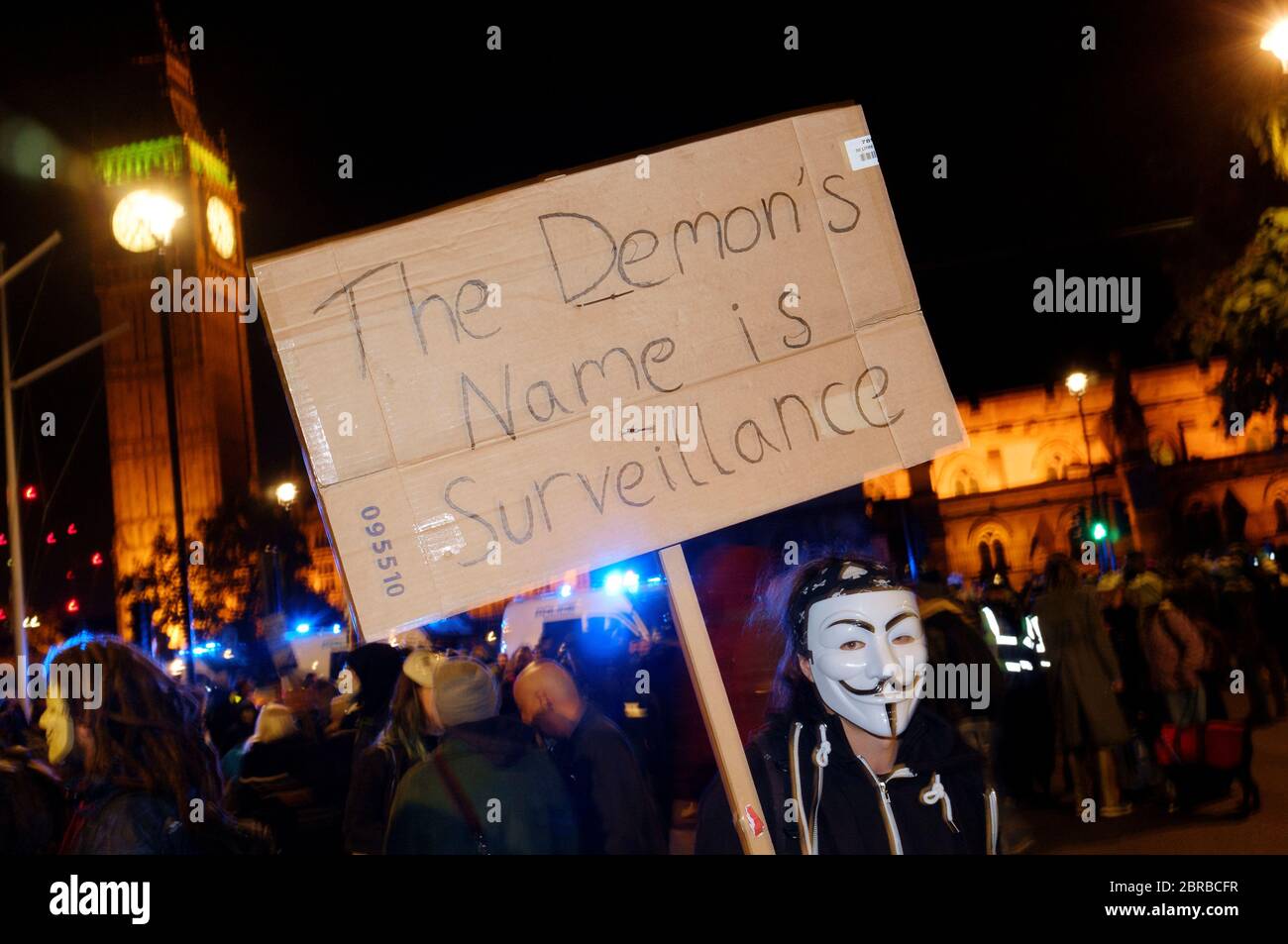 La « Marche du masque de lion » voit des manifestations porter un V pour des masques de type Vendetta Guy Fawkes et manifester contre l'austérité, la violation de l'ir civil Banque D'Images