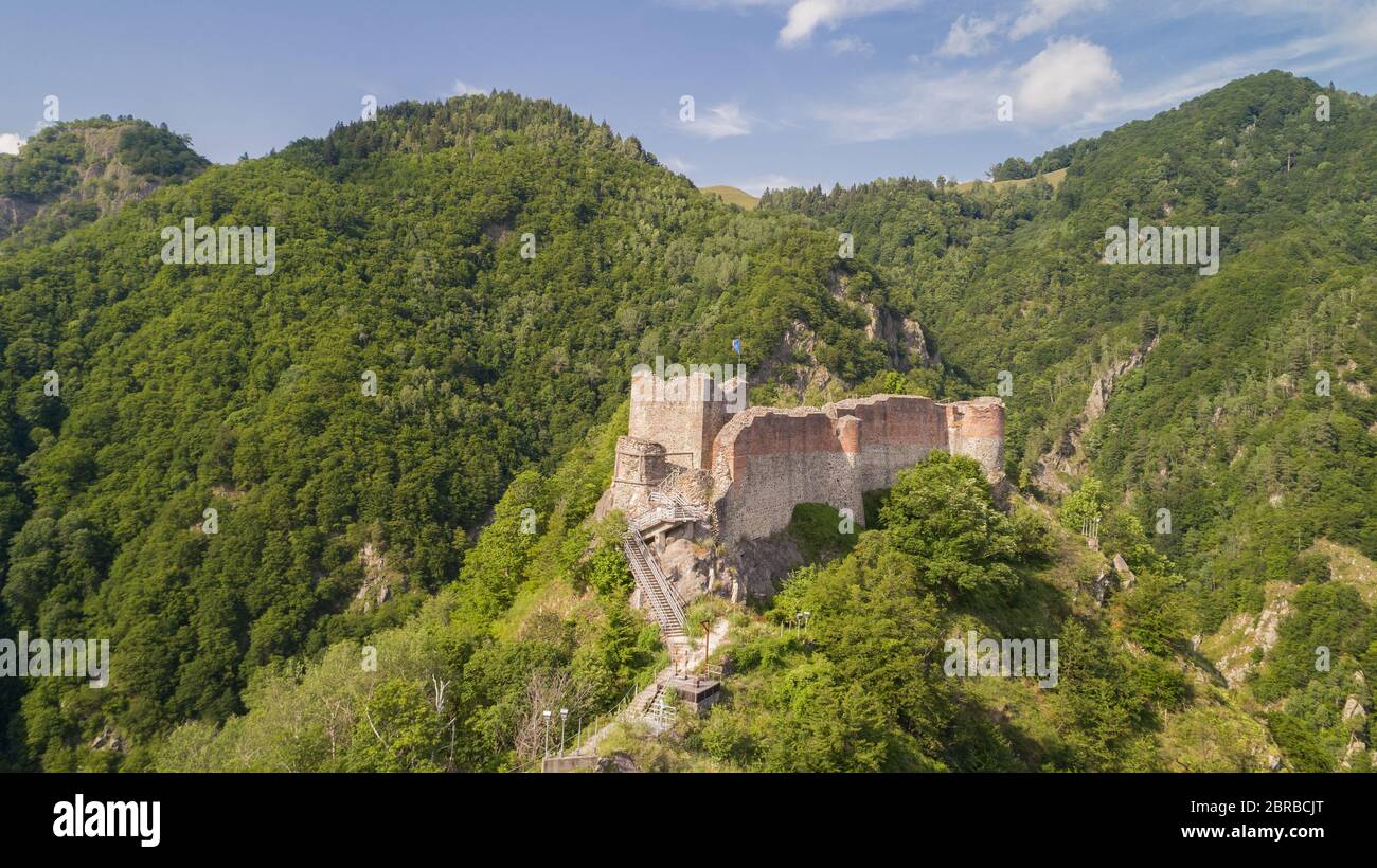 Vue aérienne de la forteresse de Poenari en ruine sur le mont Cetatea en Roumanie Banque D'Images