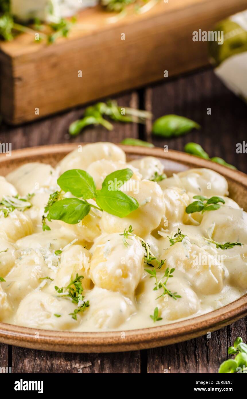 Gnocchi au fromage avec sauce au fromage bleu et galic, fines herbes sur le dessus, un délice food Banque D'Images