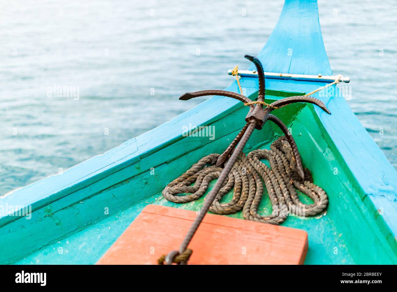 Arc de corde et ancrage d'un bateau tropical vert Banque D'Images