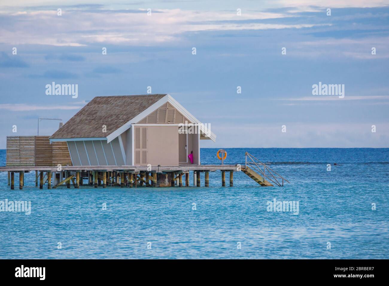 Incroyable coucher de ciel et la réflexion sur une mer calme, plage de luxe Maldives paysage de bungalows sur pilotis. Les paysages exotiques de l'été et de vacances Maison de vacances Banque D'Images
