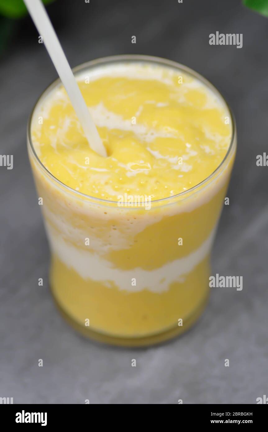 jus de mangue ou smoothies à la mangue avec du lait Banque D'Images