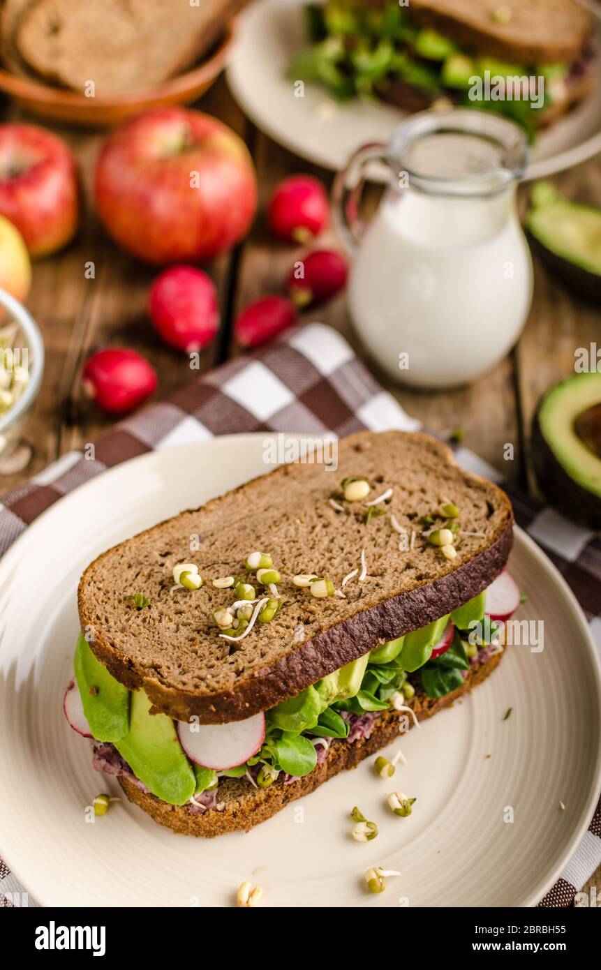 Chipotle-Avocado Sandwich d'été, Recette bio, manger sain clean Banque D'Images