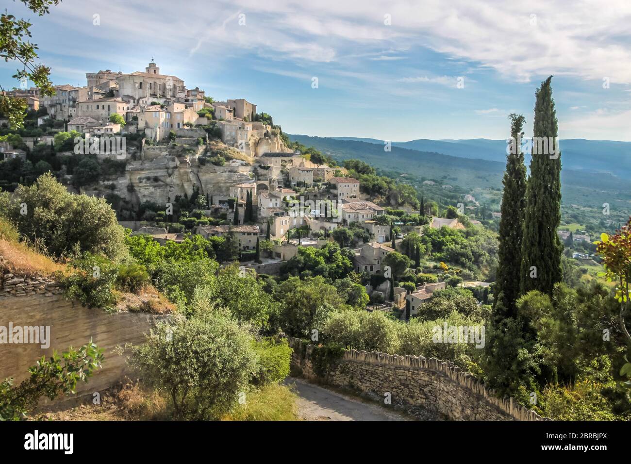 Vue sur le village de montagne de Gordes dans le Luberon, Provence, France Banque D'Images