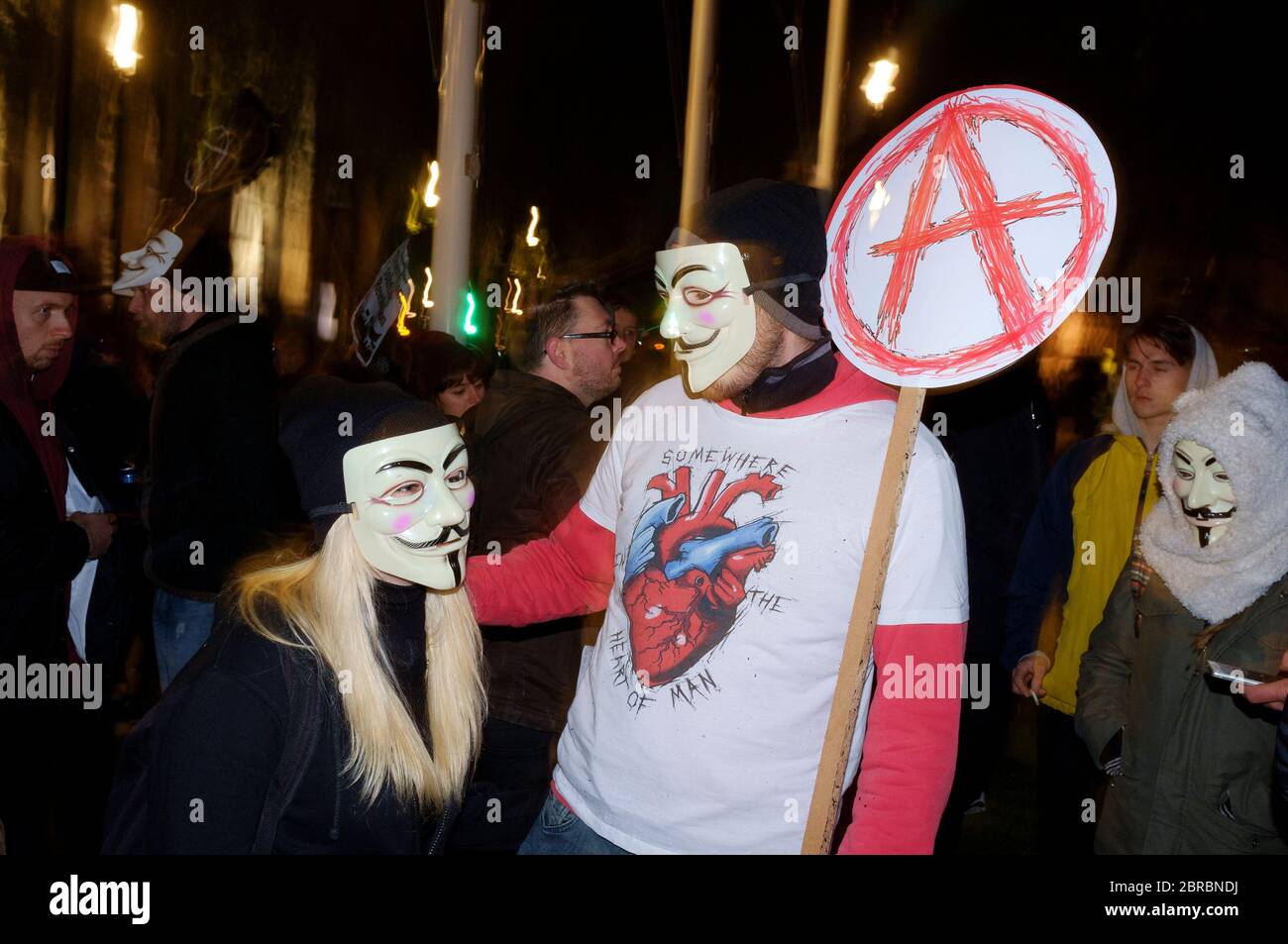 La « Marche du masque de lion » voit des manifestations porter un V pour des masques de type Vendetta Guy Fawkes et manifester contre l'austérité, la violation de l'ir civil Banque D'Images