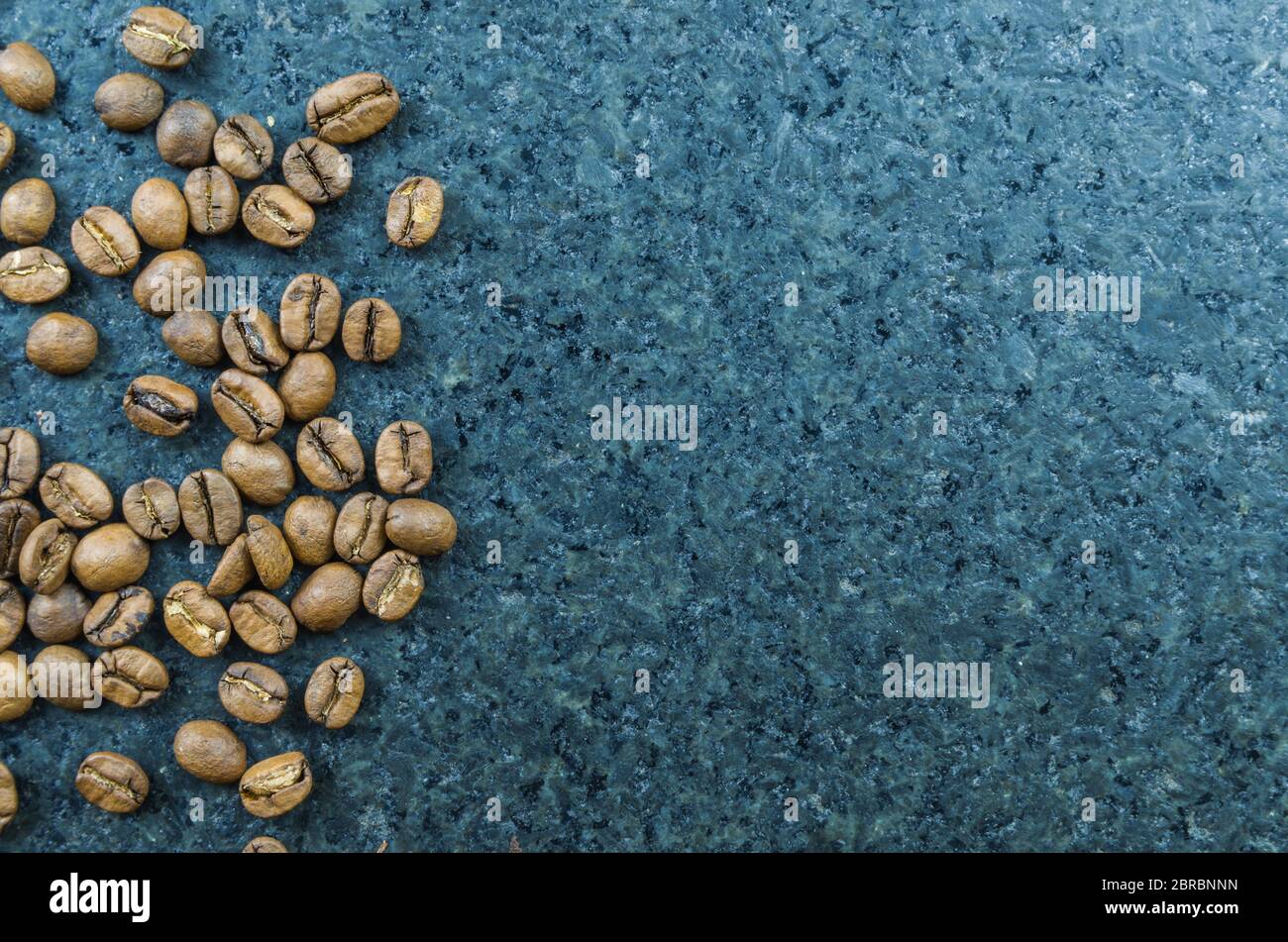 Texture, fond de grains de café entiers, crus. Banque D'Images