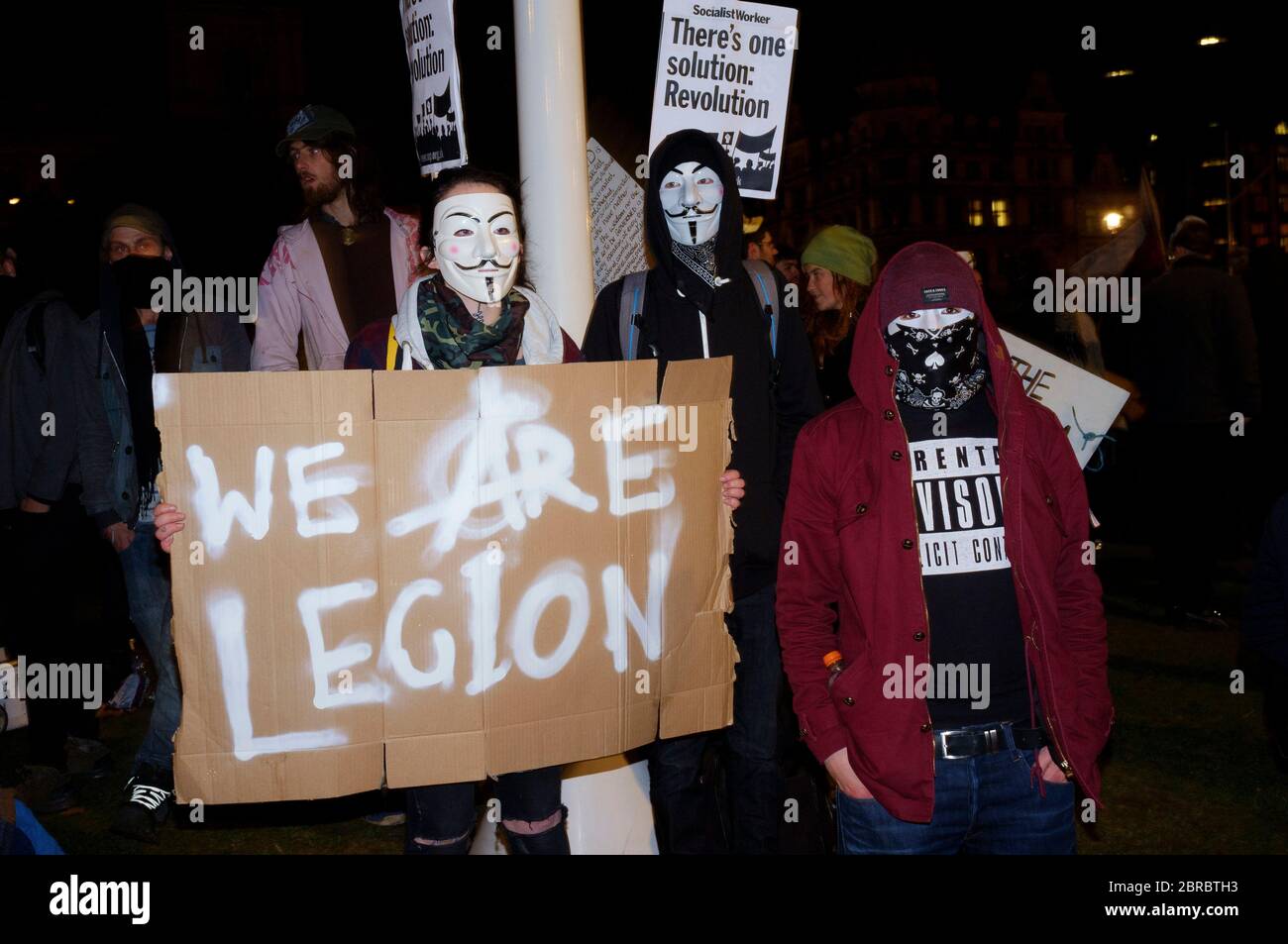 La « Marche du masque de lion » voit des manifestations porter un V pour des masques de type Vendetta Guy Fawkes et manifester contre l'austérité, la violation de l'ir civil Banque D'Images