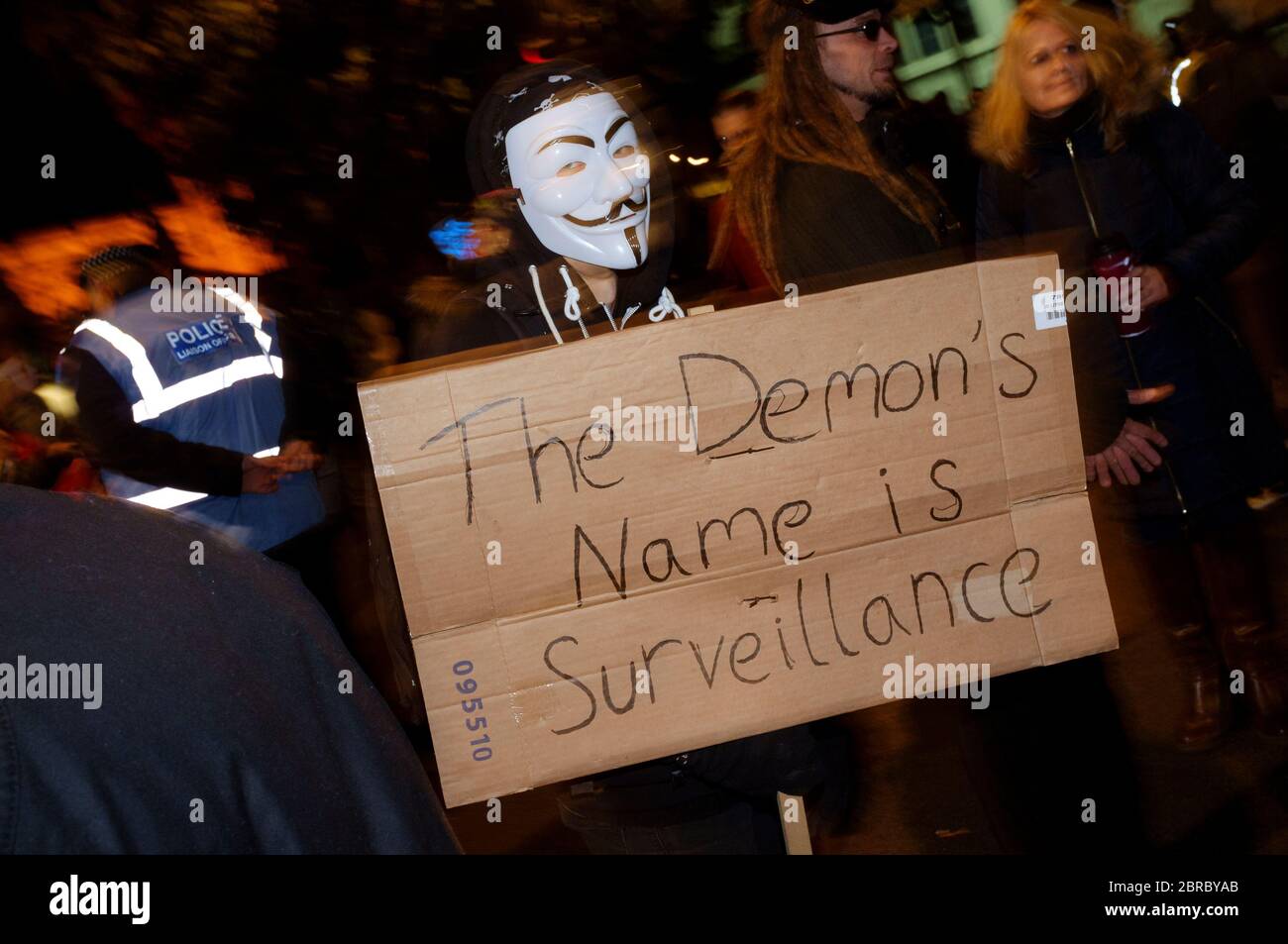 La « Marche du masque de lion » voit des manifestations porter un V pour des masques de type Vendetta Guy Fawkes et manifester contre l'austérité, la violation de l'ir civil Banque D'Images