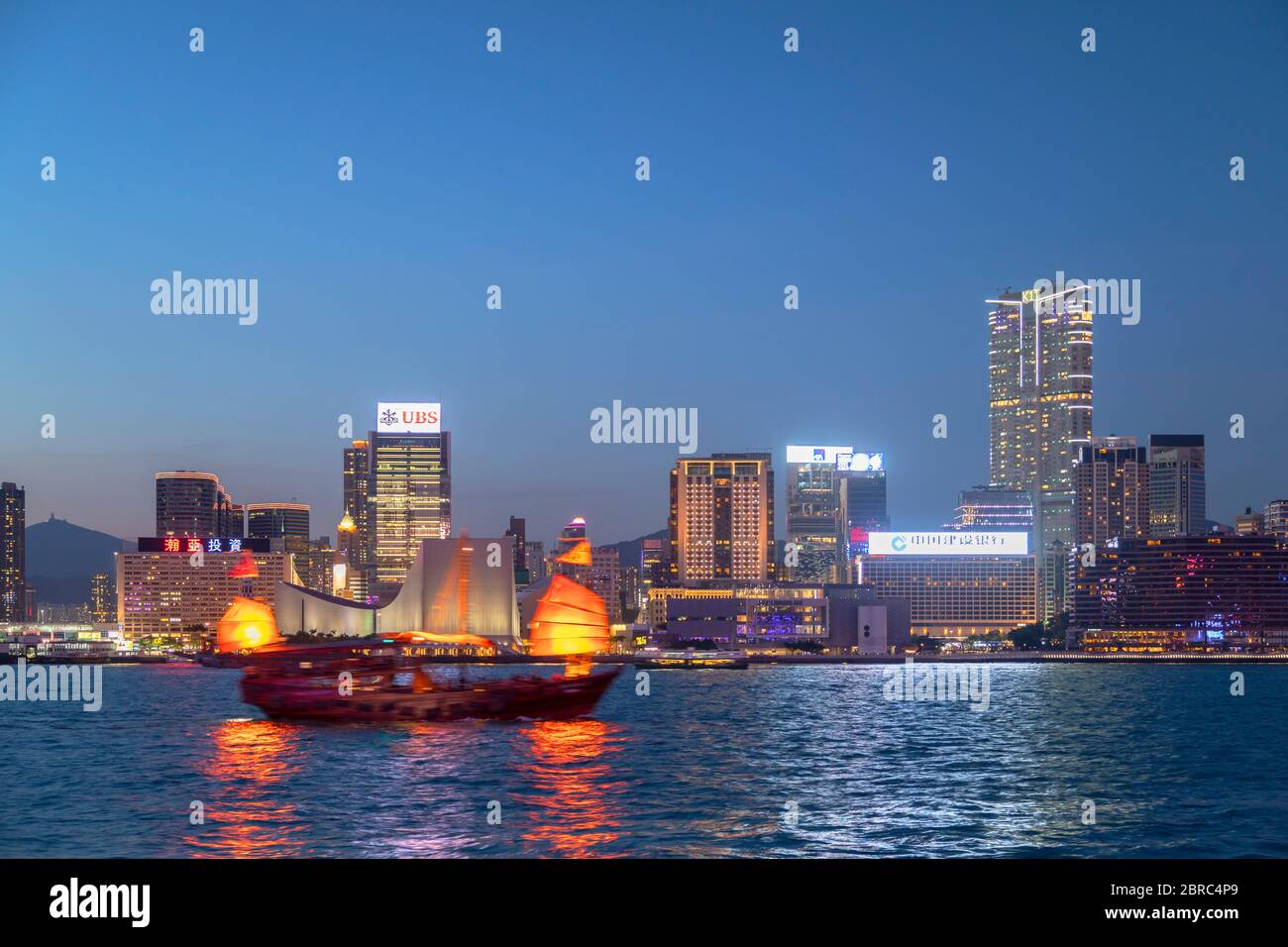 Horizon de Tsim Sha Tsui et de la malbouffe au crépuscule, Hong Kong Banque D'Images