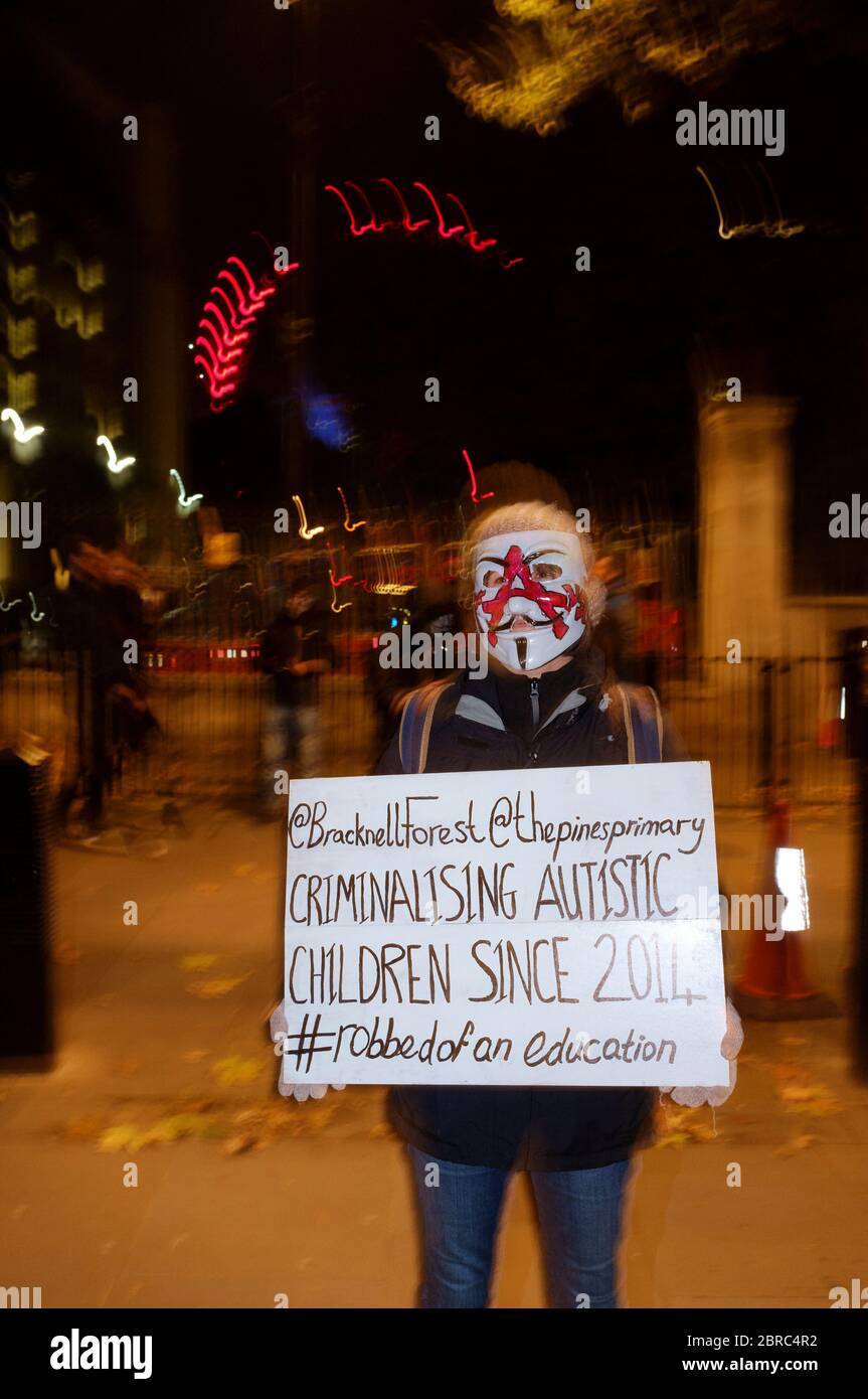 La « Marche du masque de lion » voit des manifestations porter un V pour des masques de type Vendetta Guy Fawkes et manifester contre l'austérité, la violation de l'ir civil Banque D'Images