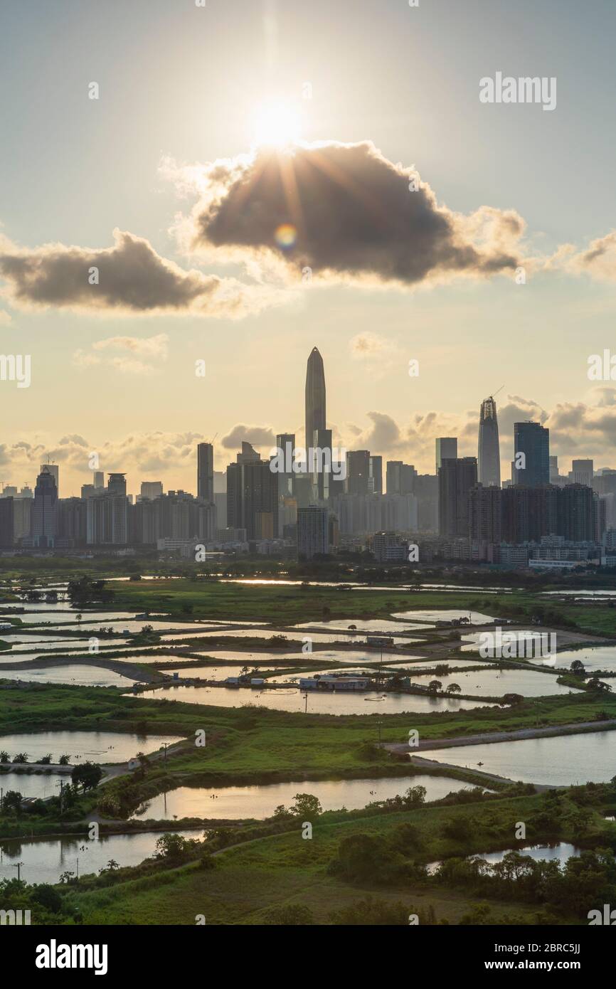 Horizon de Shenzhen depuis Sheung Shui, nouveaux territoires, Hong Kong Banque D'Images