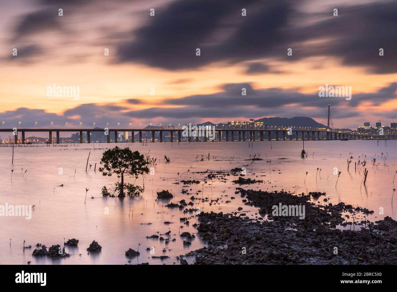 Pont de la baie de Shenzhen depuis Lau Fau Shan au coucher du soleil, Hong Kong Banque D'Images