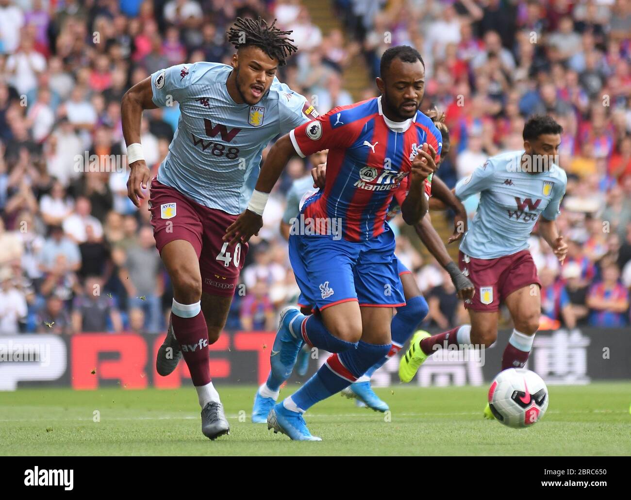 LONDRES, ANGLETERRE - 31 AOÛT 2019 : Tyrone Mings of Villa (L) et Jordan Ayew of Palace (R) photographiés lors du match de la Premier League 2019/20 entre Crystal Palace FC et Aston Villa FC à Selhurst Park. Banque D'Images