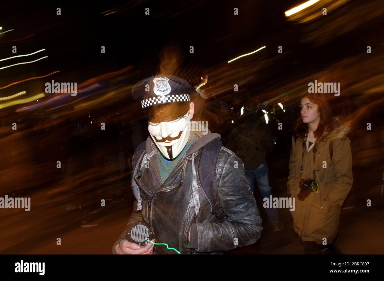 La « Marche du masque de lion » voit des manifestations porter un V pour des masques de type Vendetta Guy Fawkes et manifester contre l'austérité, la violation de l'ir civil Banque D'Images