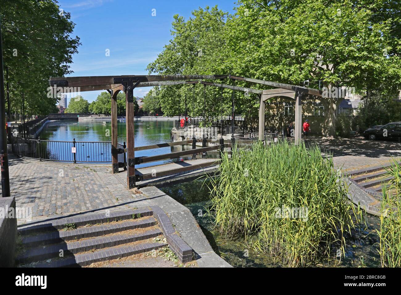 Canal piéton de style hollandais à pont Canada Water, Londres. Un nouveau secteur résidentiel s'est développé dans les années 1980 sur le site des anciens Surrey Docks. Banque D'Images