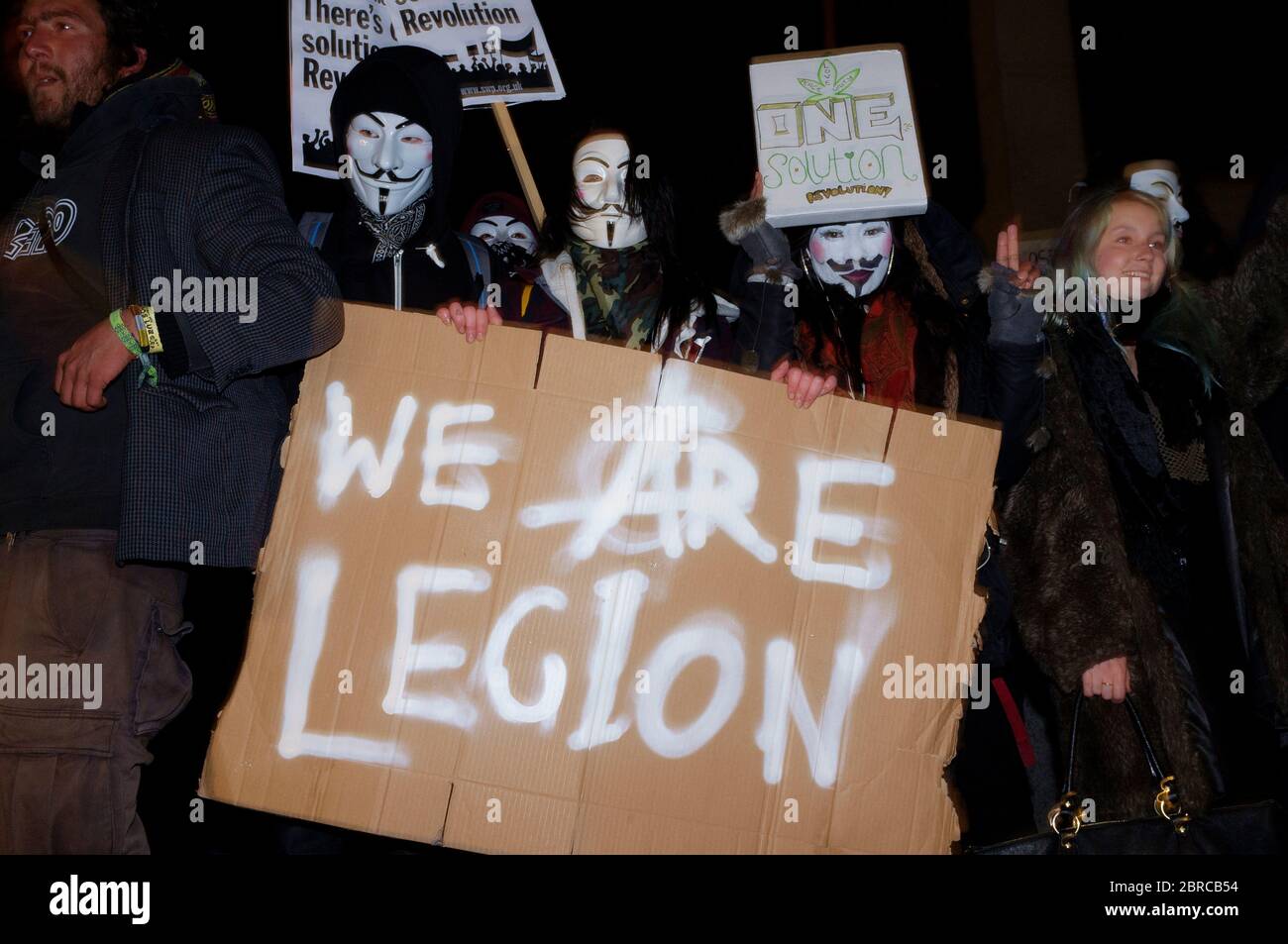 La « Marche du masque de lion » voit des manifestations porter un V pour des masques de type Vendetta Guy Fawkes et manifester contre l'austérité, la violation de l'ir civil Banque D'Images