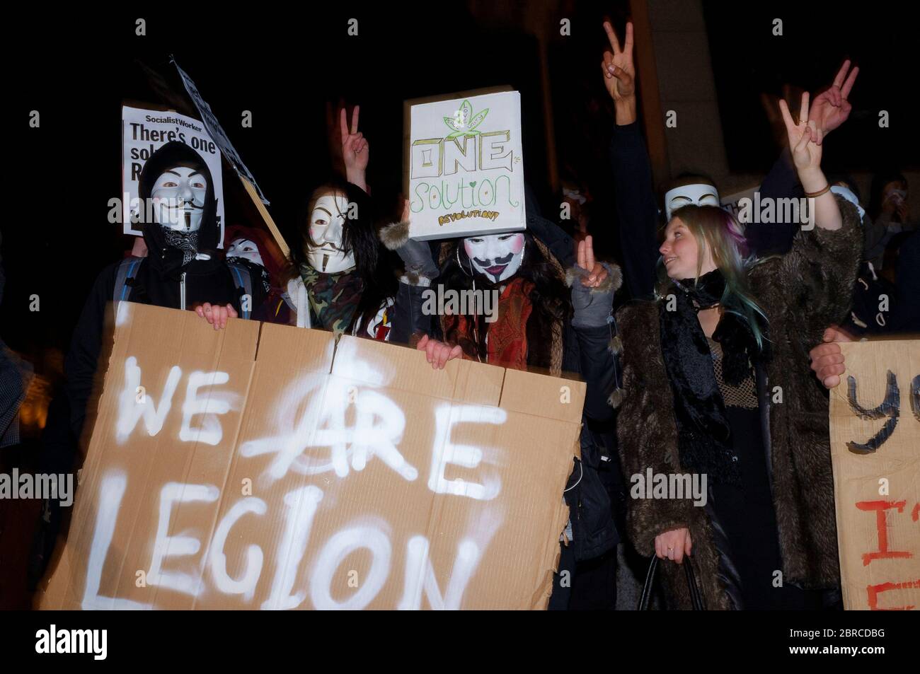 La « Marche du masque de lion » voit des manifestations porter un V pour des masques de type Vendetta Guy Fawkes et manifester contre l'austérité, la violation de l'ir civil Banque D'Images