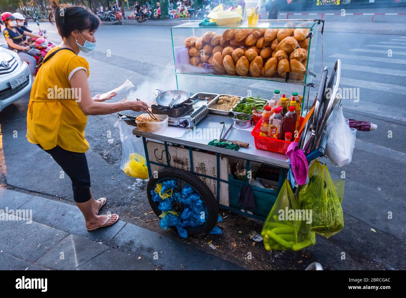 Vendeur de nourriture de rue, fabrication de banh mi, baguettes, Ho Chi Minh ville, Vietnam, Asie Banque D'Images