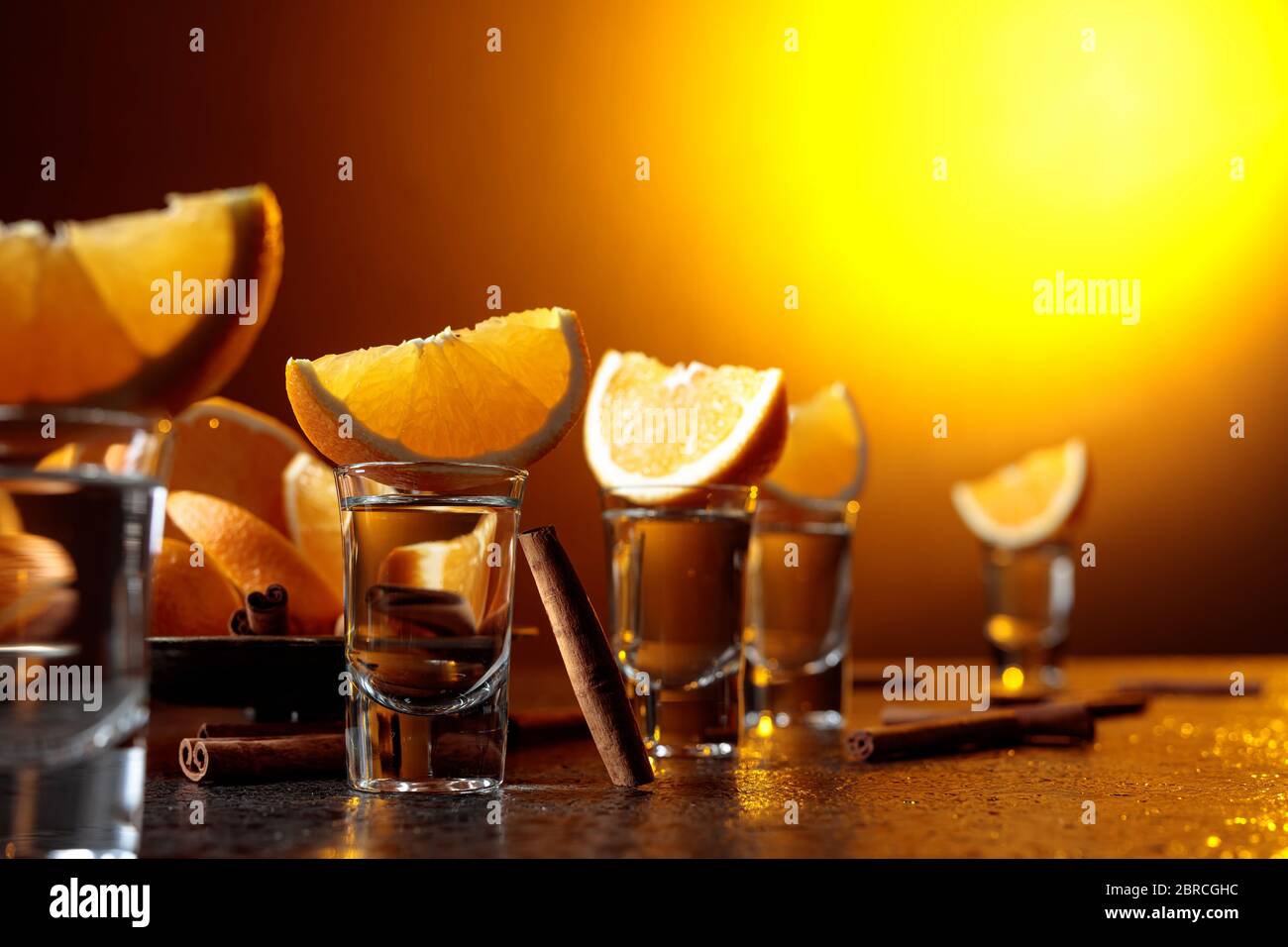 Tequila à l'orange et à la cannelle sur une table au bar. Banque D'Images