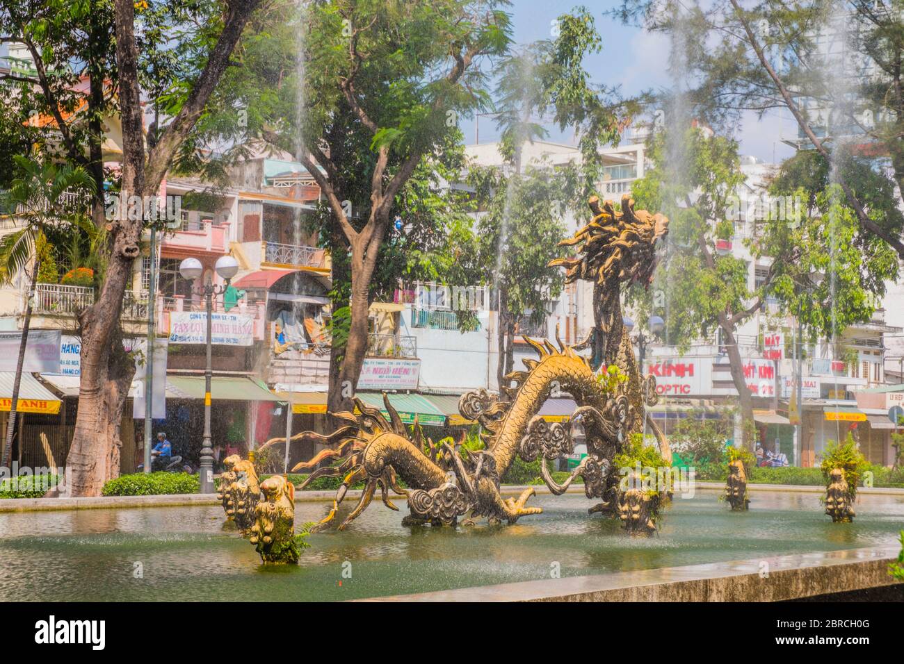 Cong vien Cuu long, parc avec fontaine de dragon, Cholon, Ho Chi Minh ville, Vietnam, Asie Banque D'Images